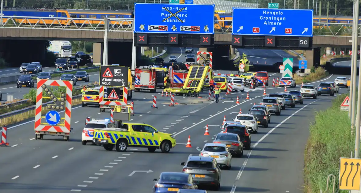 Traumateam ingezet voor taxi die op pijlwagen klapt - Foto 3