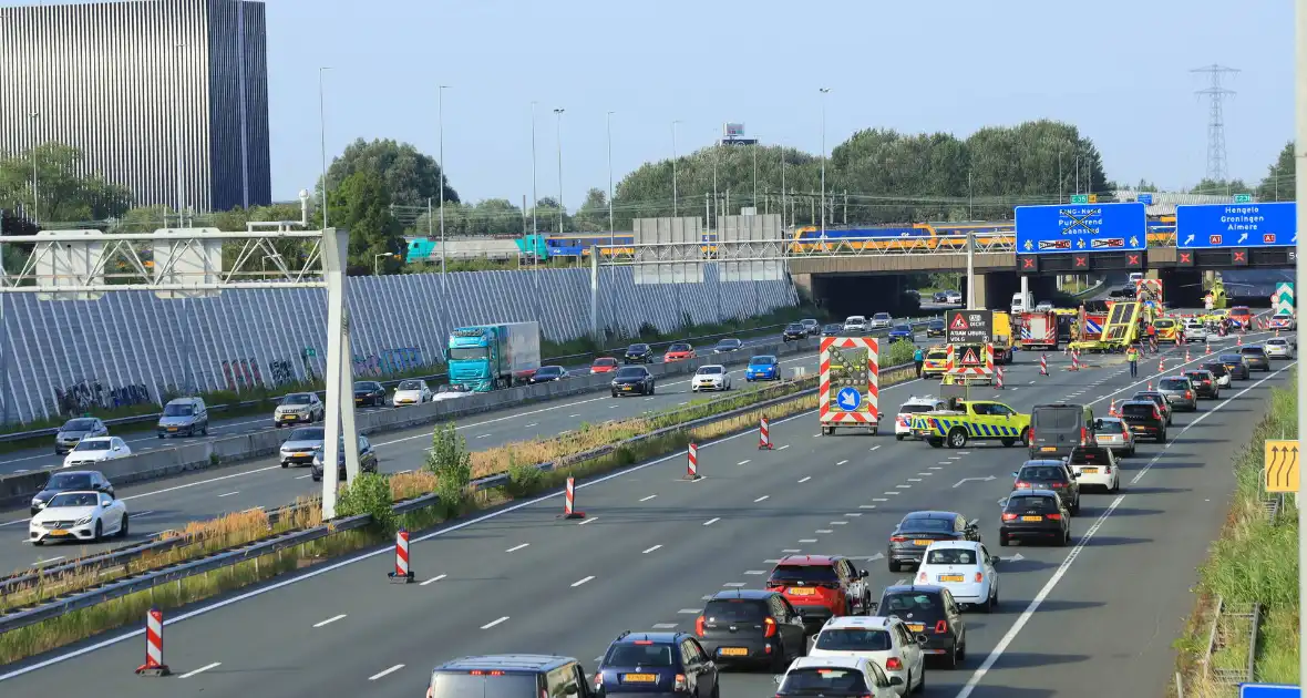 Traumateam ingezet voor taxi die op pijlwagen klapt - Foto 4