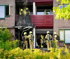 Brandweer ingezet voor uitslaande brand bij appartementencomplex