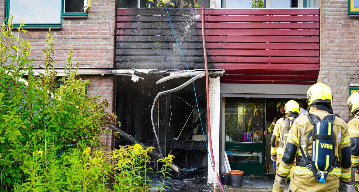 Brandweer ingezet voor uitslaande brand bij woning - Foto 1