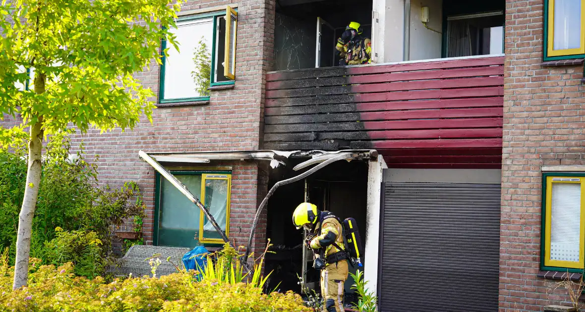 Brandweer ingezet voor uitslaande brand bij appartementencomplex - Foto 2