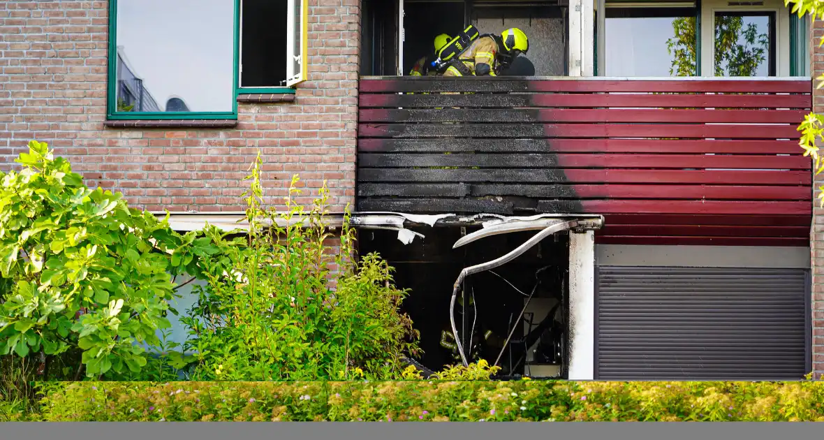 Brandweer ingezet voor uitslaande brand bij appartementencomplex - Foto 3