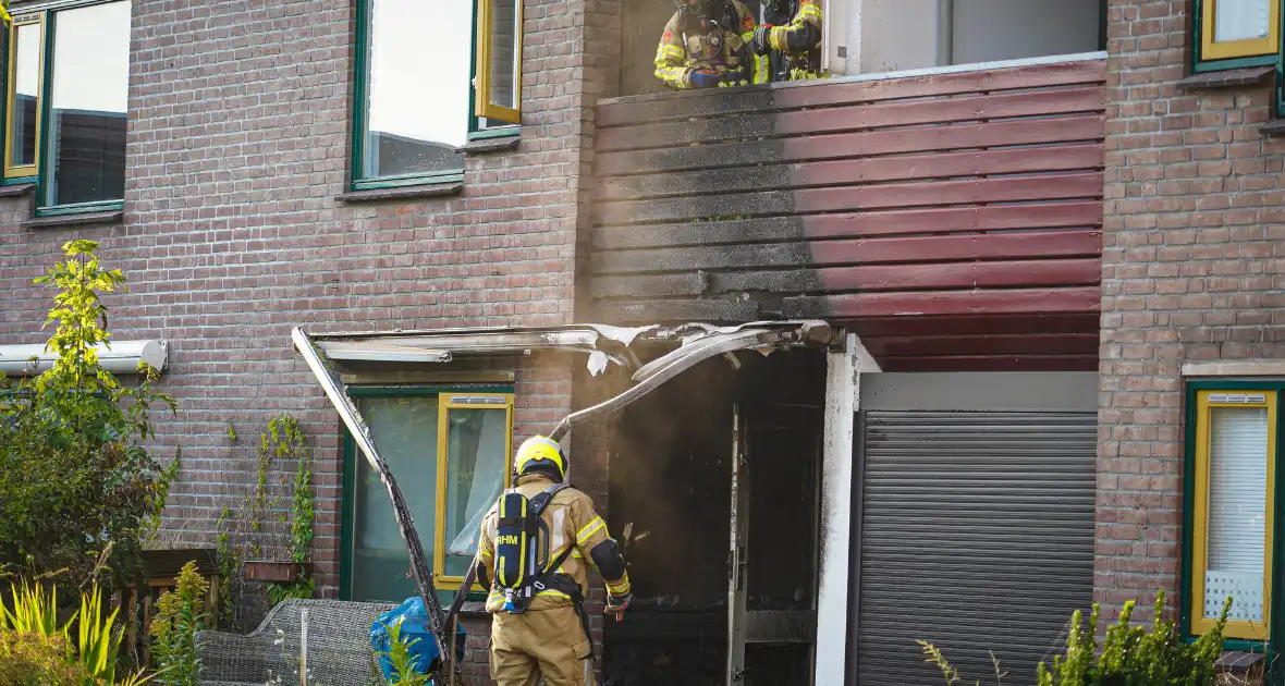 Brandweer ingezet voor uitslaande brand bij woning - Foto 4