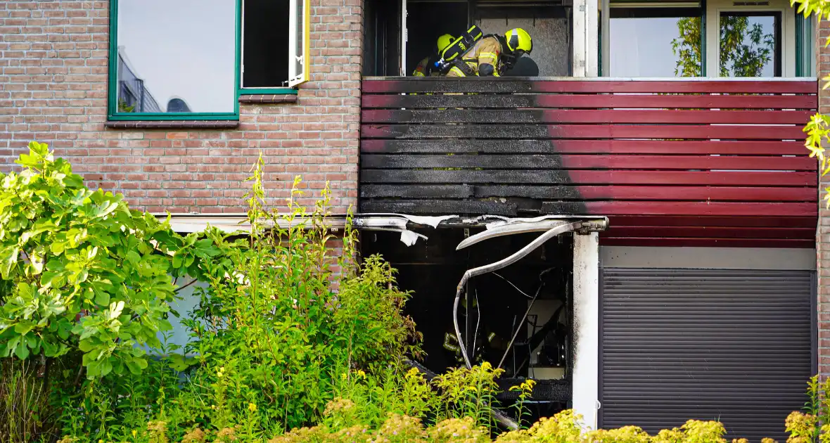 Brandweer ingezet voor uitslaande brand bij woning - Foto 5