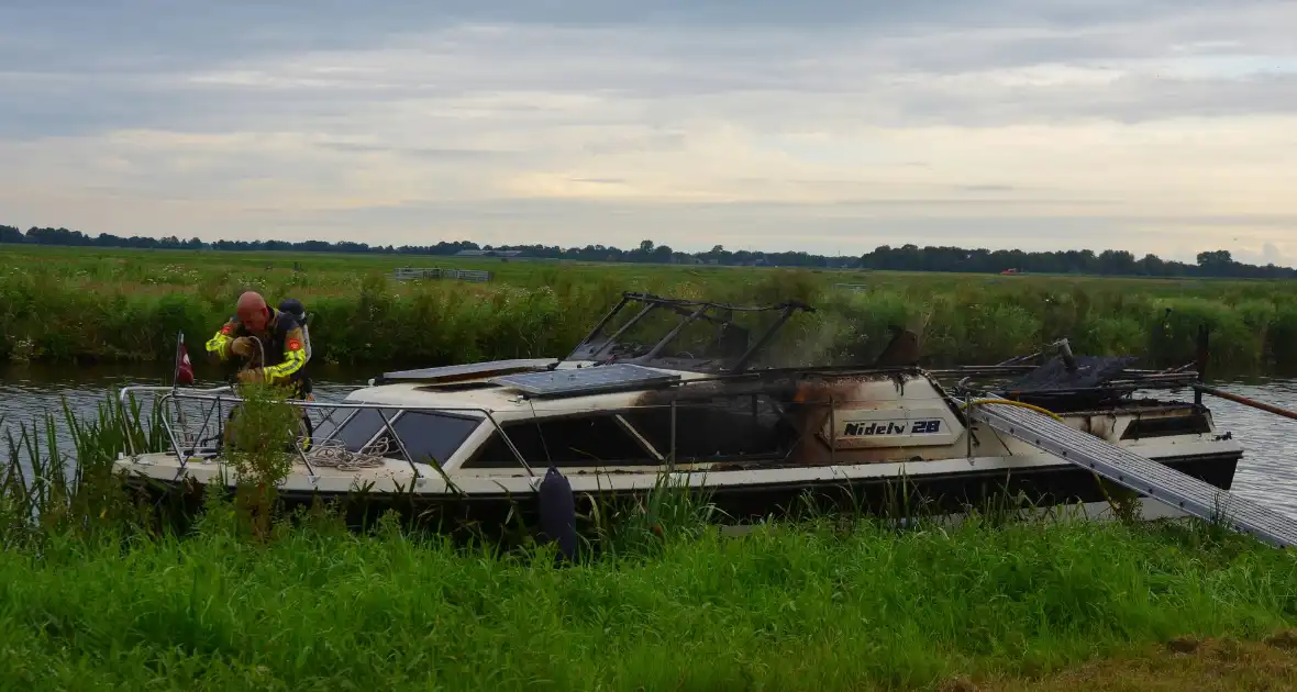 Flinke brand verwoest plezierjacht - Foto 2