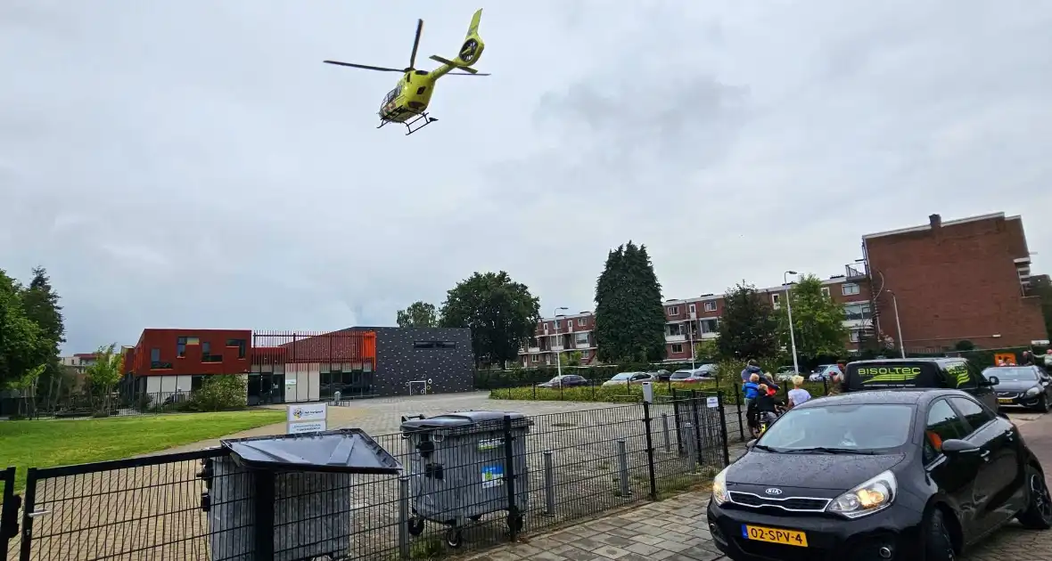 Traumahelikopter landt voor hulp aan baby