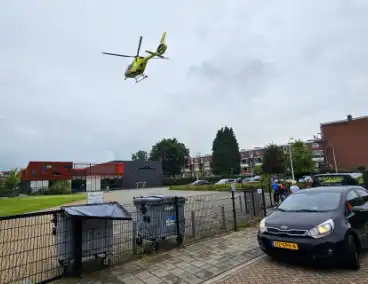 Traumahelikopter landt voor hulp aan baby