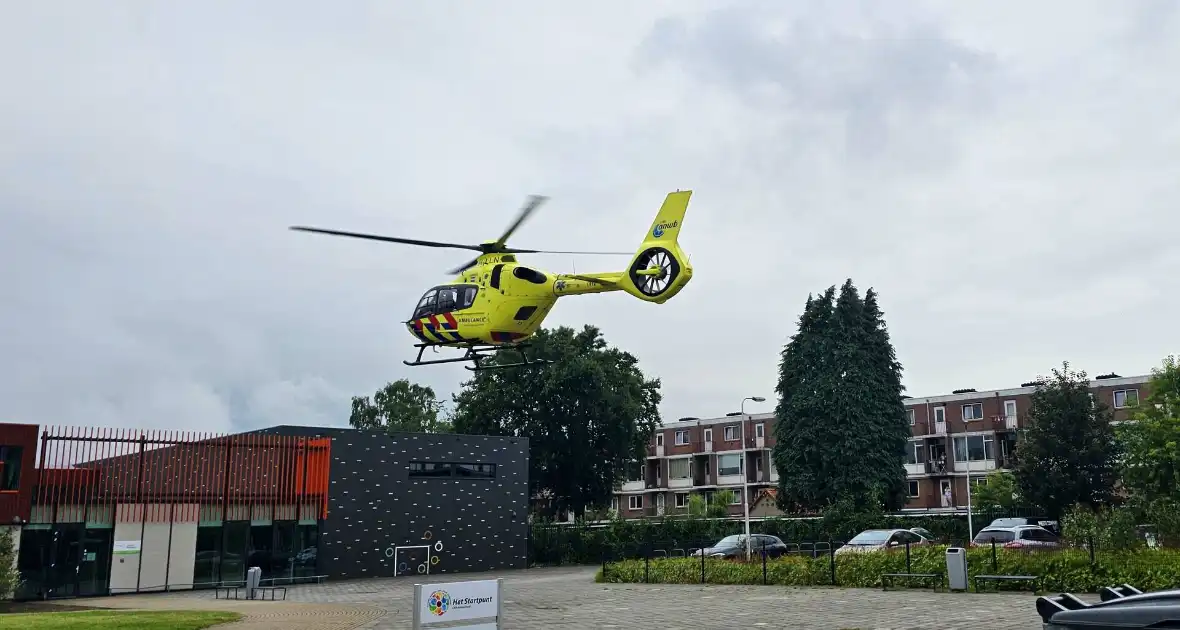 Traumahelikopter landt voor hulp aan baby - Foto 1