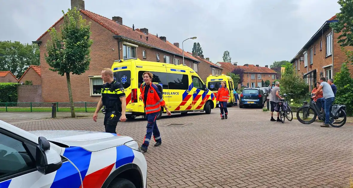 Traumahelikopter landt voor hulp aan baby - Foto 2