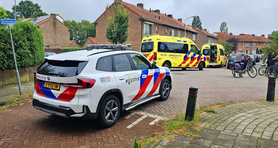 Traumahelikopter landt voor hulp aan baby - Foto 4