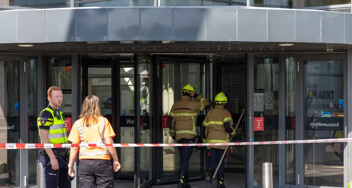 Medewerker ontdekt scheur in vloer winkelcentrum - Foto 1