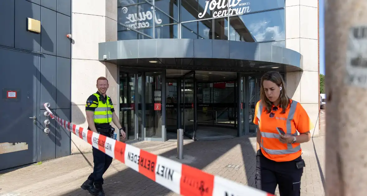 Medewerker ontdekt scheur in vloer winkelcentrum - Foto 2