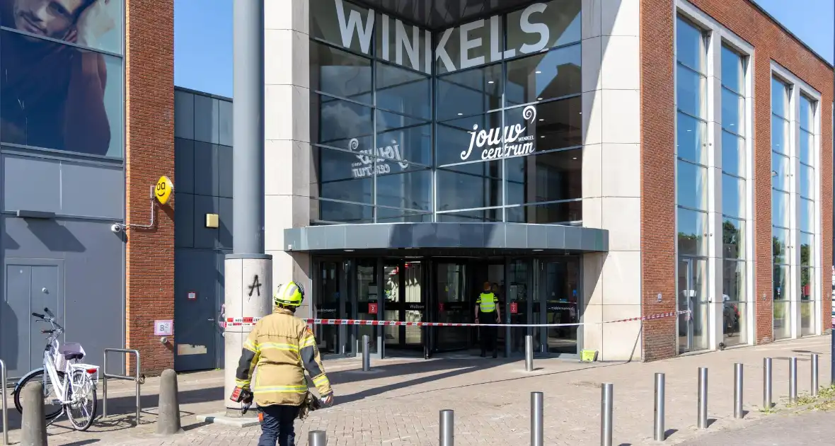 Medewerker ontdekt scheur in vloer winkelcentrum - Foto 4