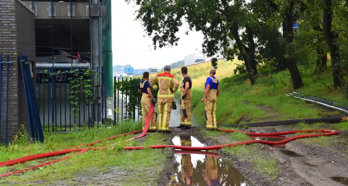 Brandweer pompt parkeerkelder leeg - Foto 4