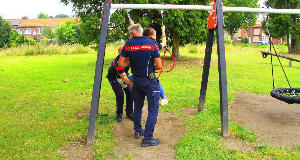 Jeugdig persoon vast in schommel brandweer schiet te hulp