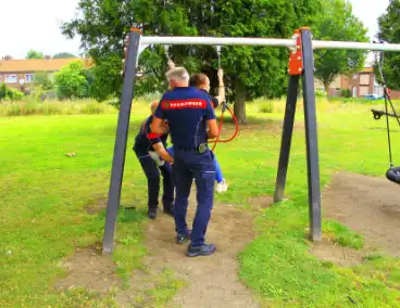 Jeugdig persoon vast in schommel brandweer schiet te hulp