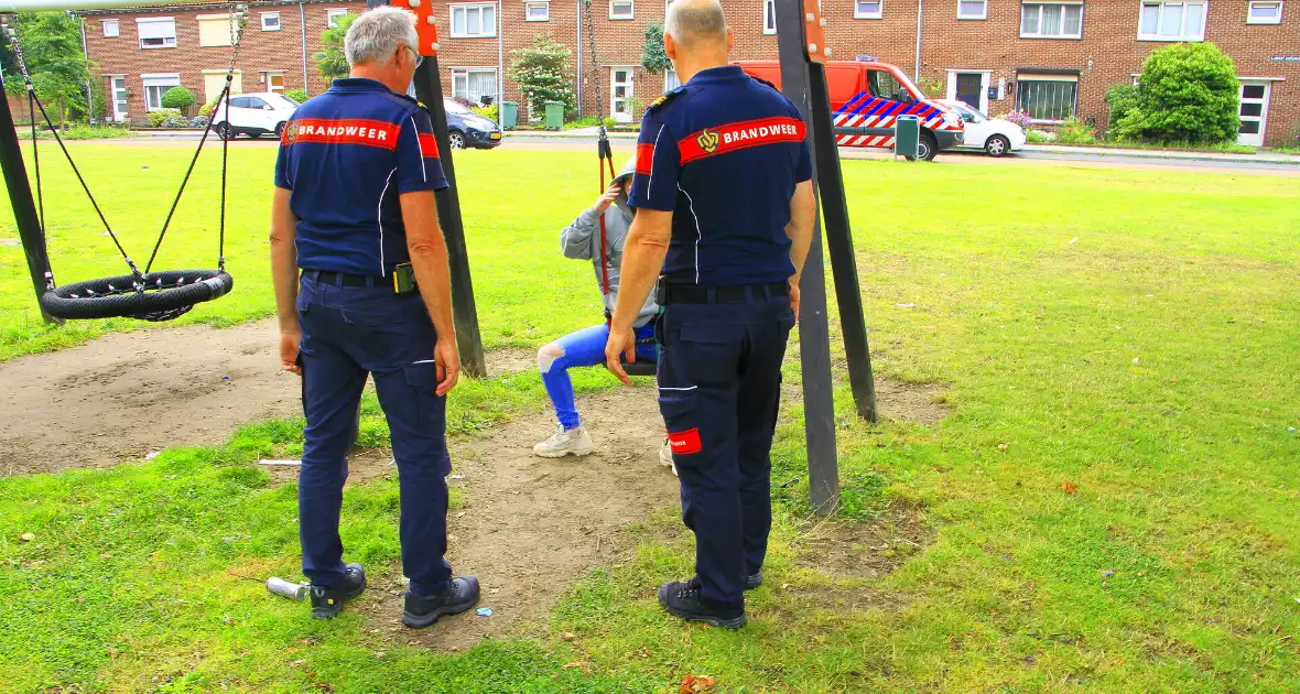 Jeugdig persoon vast in schommel brandweer schiet te hulp - Foto 1