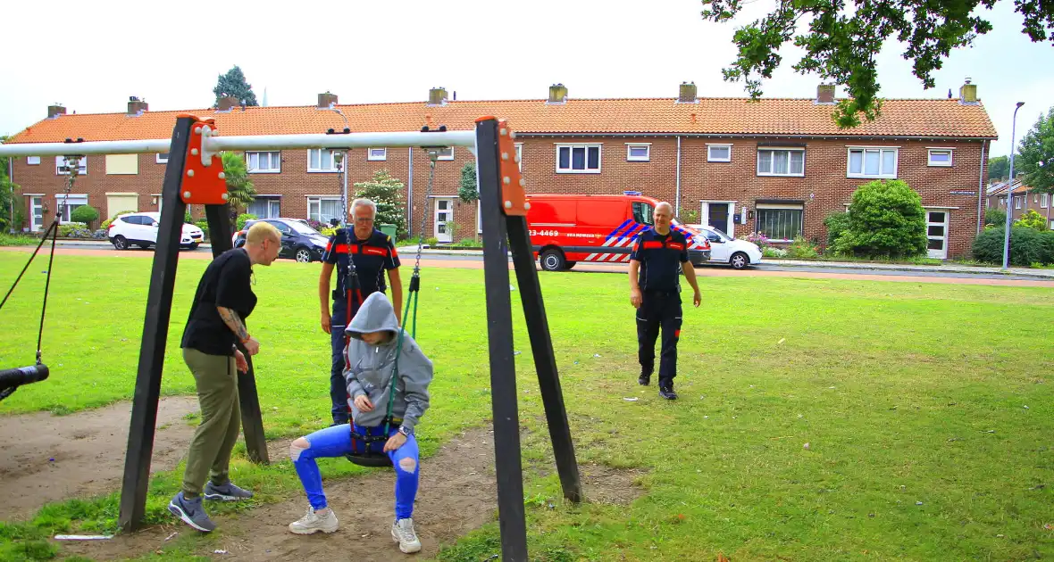 Jeugdig persoon vast in schommel brandweer schiet te hulp - Foto 3