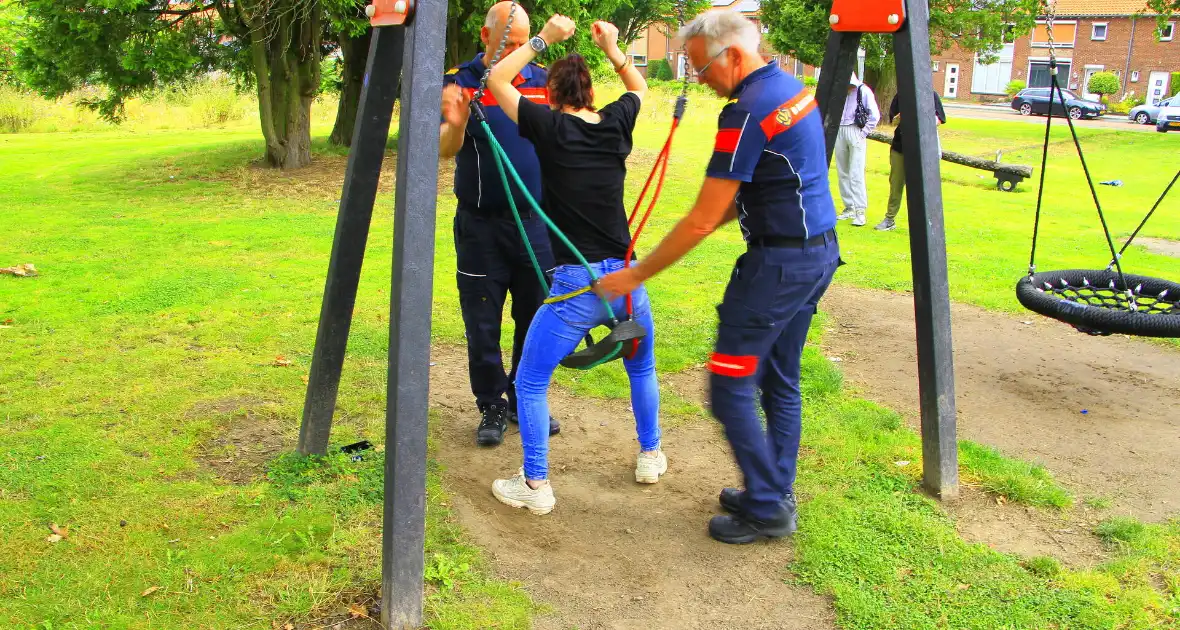 Jeugdig persoon vast in schommel brandweer schiet te hulp - Foto 5