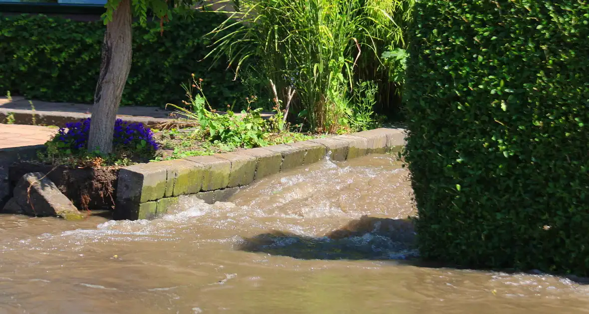 Veel wateroverlast door gesprongen waterleiding - Foto 10