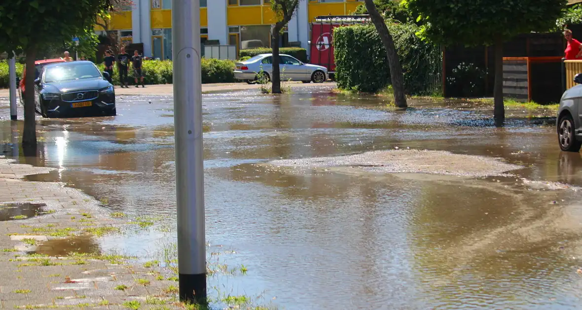 Veel wateroverlast door gesprongen waterleiding - Foto 4