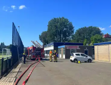 Dak van clubgebouw voetbalvereniging vat vlam