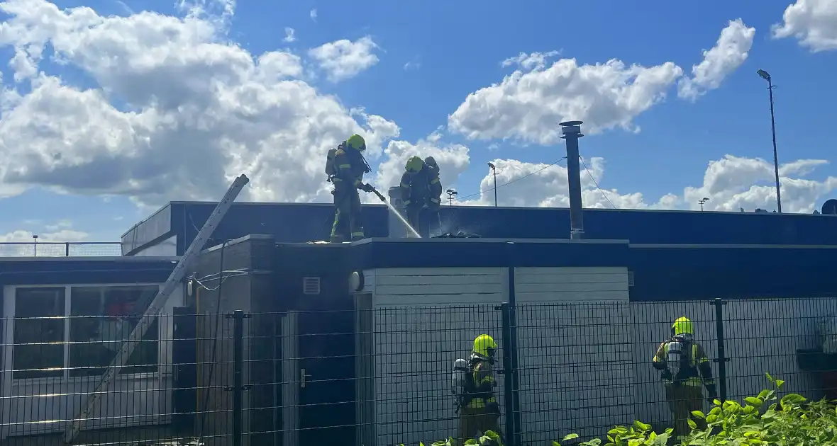 Dak van clubgebouw voetbalvereniging vat vlam - Foto 3