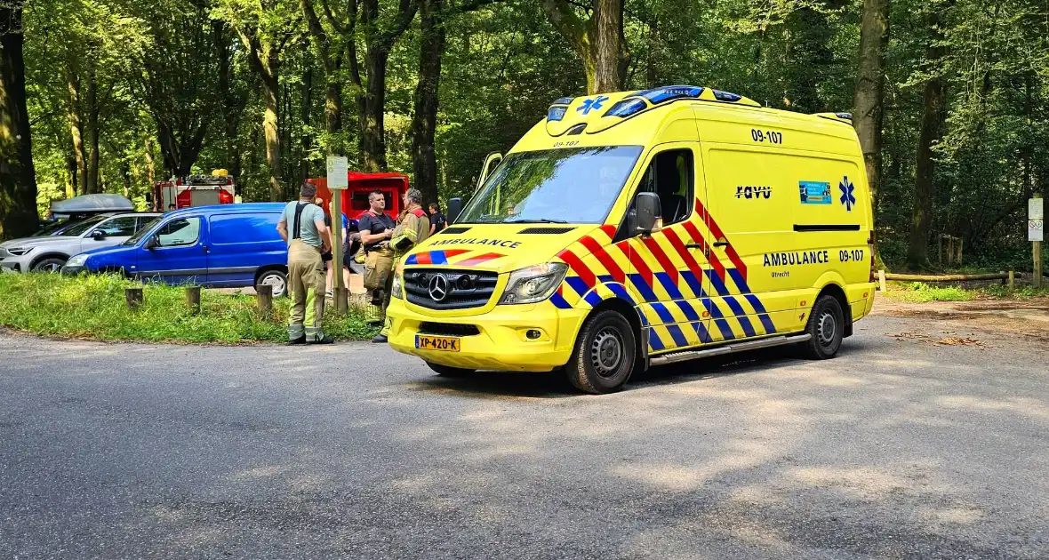 Mountainbiker valt op parcour in bosgebied