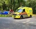 Mountainbiker valt op parcour in bosgebied