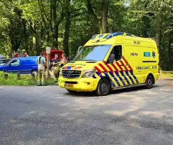 Mountainbiker valt op parcour in bosgebied