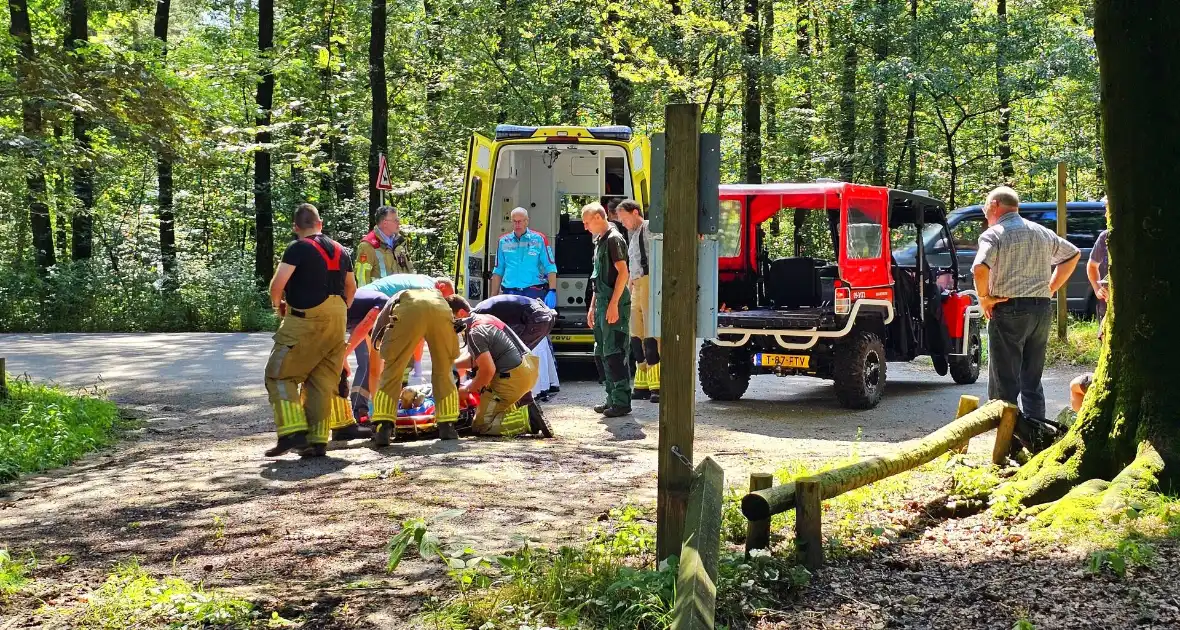 Mountainbiker valt op parcour in bosgebied - Foto 1