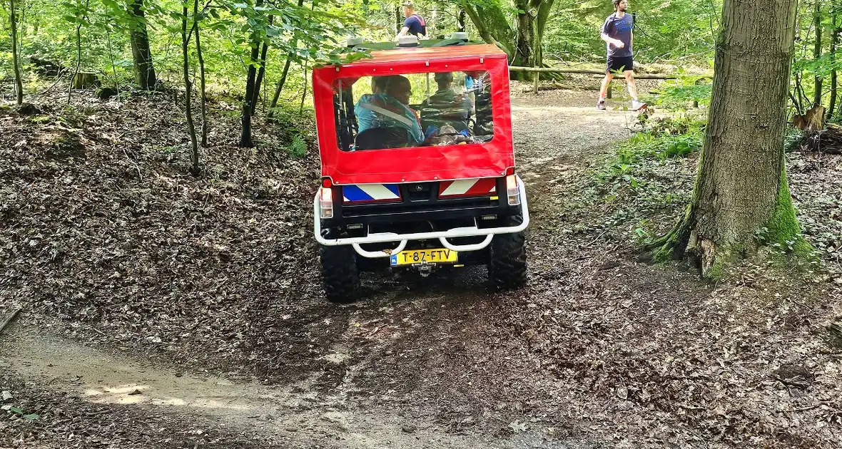 Mountainbiker valt op parcour in bosgebied - Foto 2