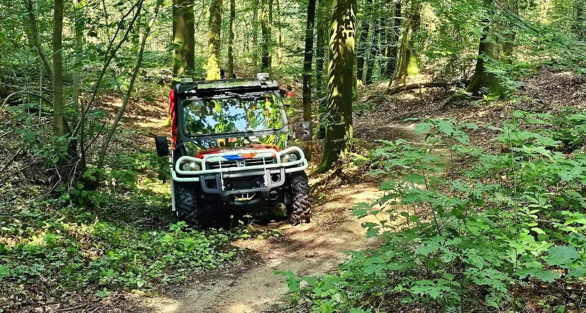 Mountainbiker valt op parcour in bosgebied - Foto 3