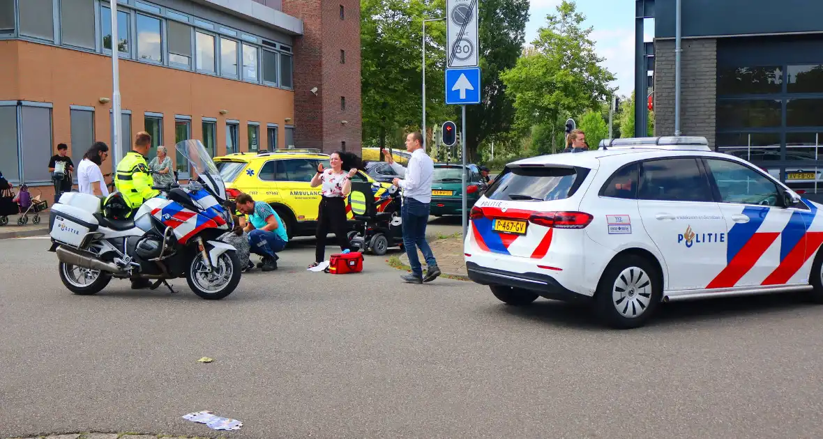 Vrouw in scootmobiel gewond op straat