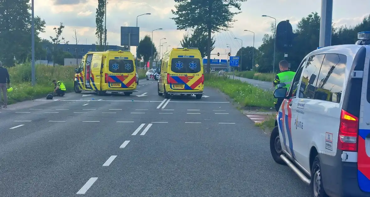 Motorrijder schept fietser