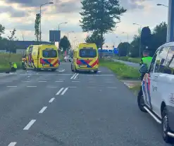 Motorrijder schept fietser