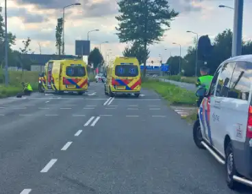 Motorrijder schept fietser