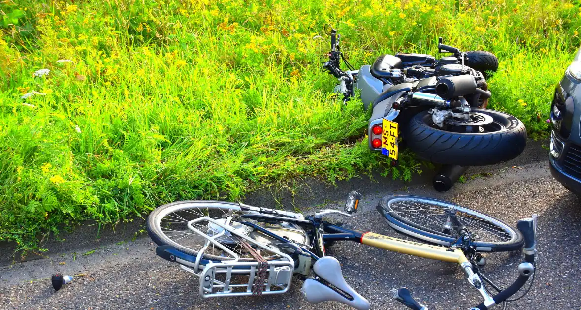 Motorrijder schept fietser - Foto 3