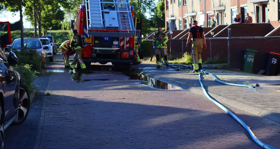 Brandweer ingezet voor brand op dak van woning - Foto 2