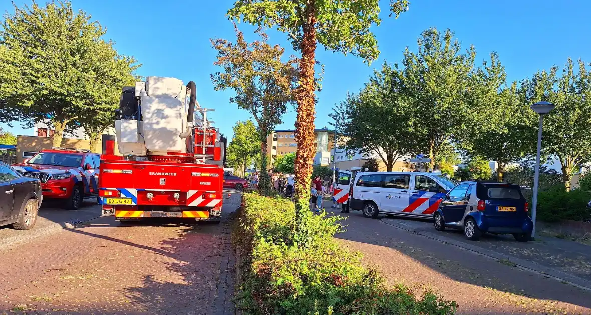 Brandweer ingezet voor brand op dak van woning - Foto 3