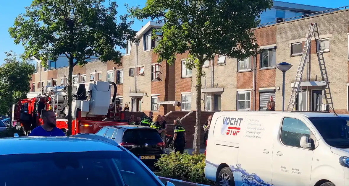 Brandweer ingezet voor brand op dak van woning - Foto 5