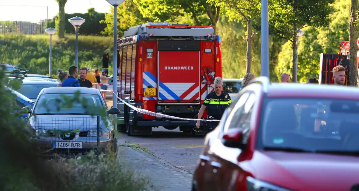 Brandweer ingezet voor brand op dak van woning - Foto 6