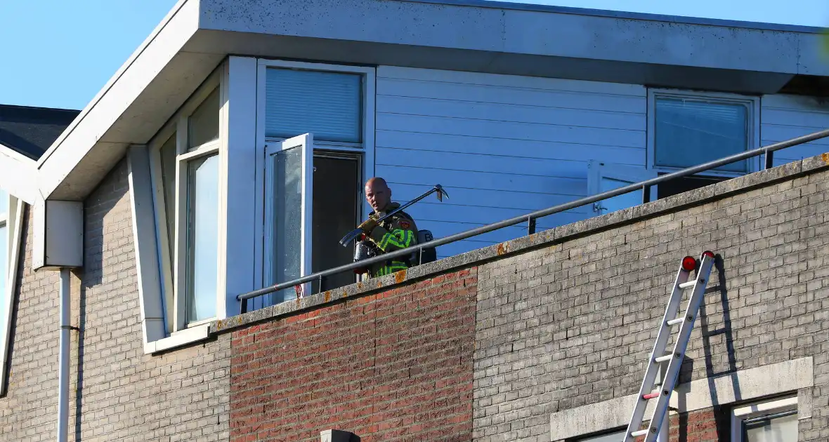 Brandweer ingezet voor brand op dak van woning - Foto 8