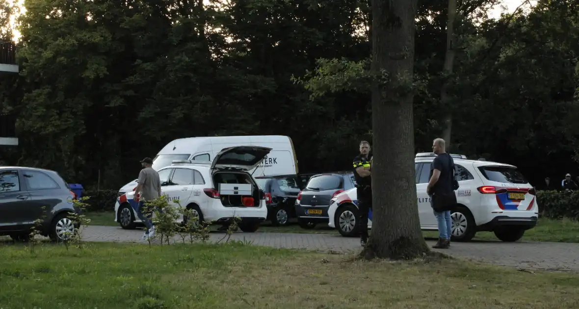 Politie doorzoekt auto en woning