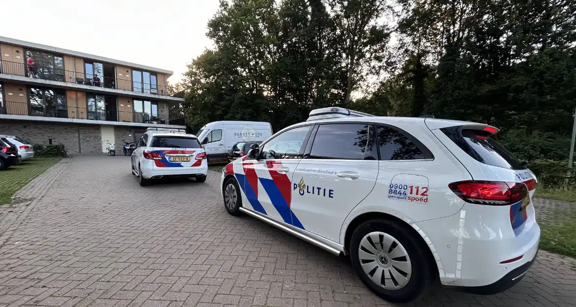 Verdovende middelen en messen aangetroffen na vechtpartij, politie valt woning binnen - Foto 1