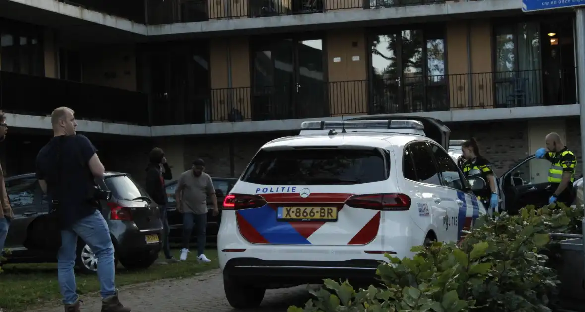 Verdovende middelen en messen aangetroffen na vechtpartij, politie valt woning binnen - Foto 3