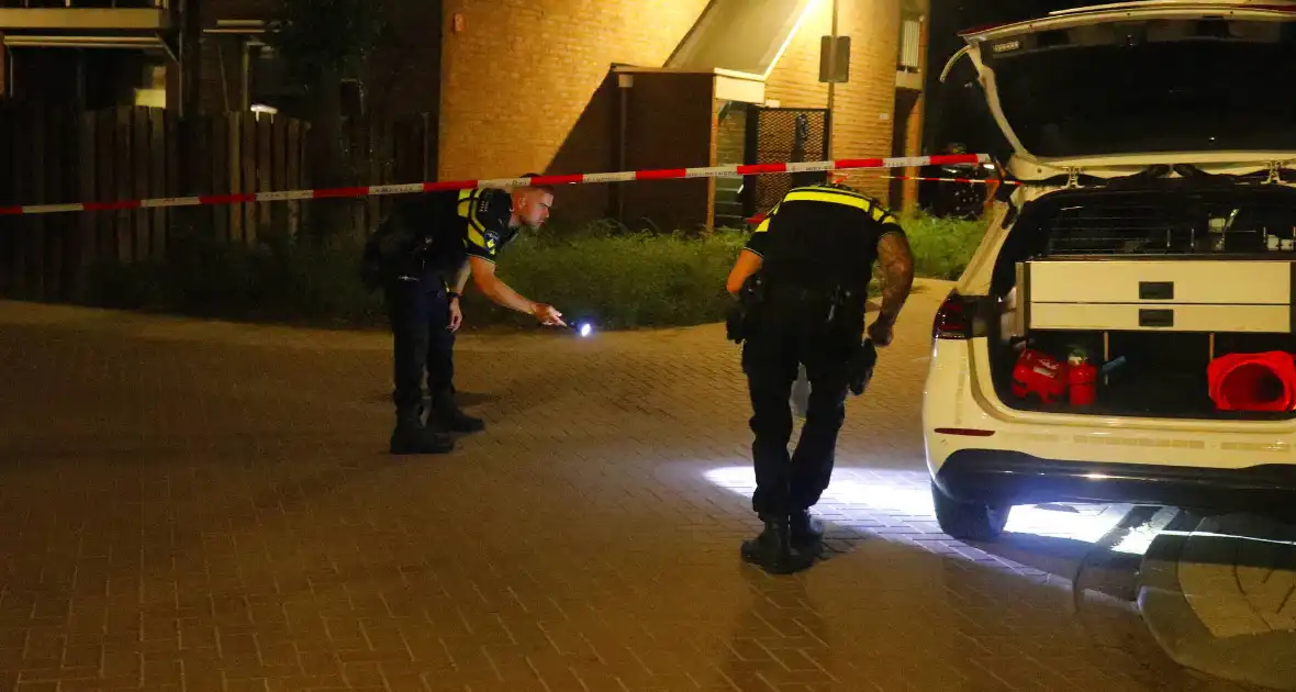 Gewonde en straat afgezet na geweldsincident - Foto 3