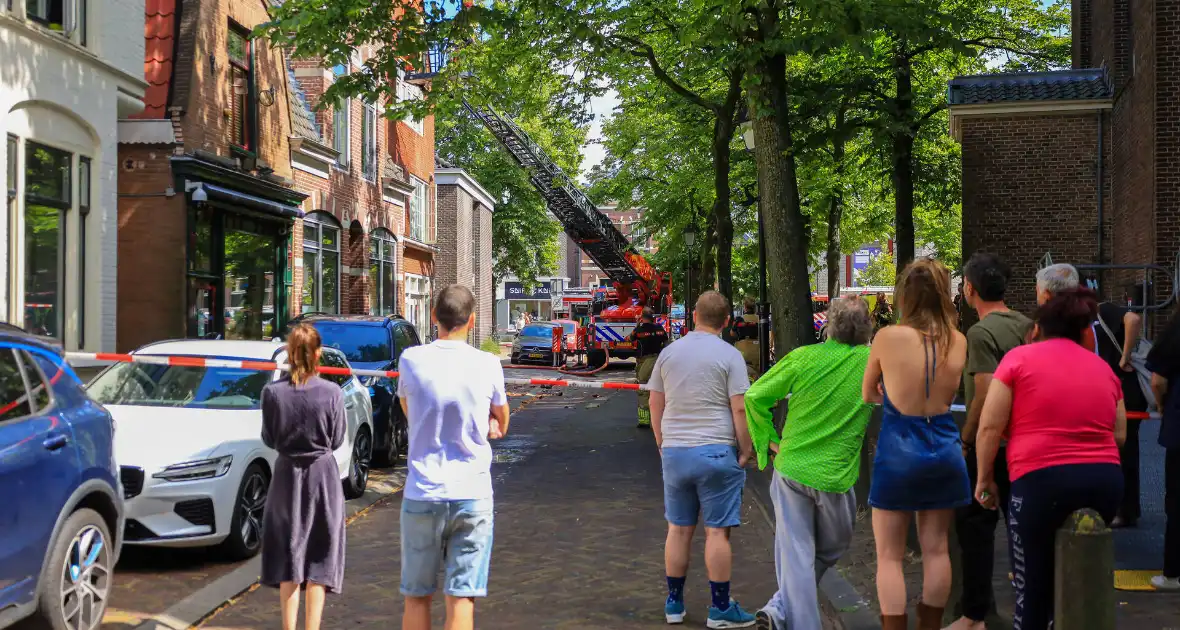 Hulpdiensten groots ingezet voor uitslaande brand bij woning - Foto 1