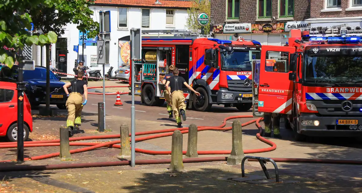 Hulpdiensten groots ingezet voor uitslaande brand bij woning - Foto 2