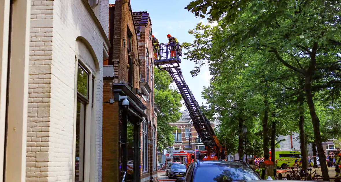 Hulpdiensten groots ingezet voor uitslaande brand bij woning - Foto 3